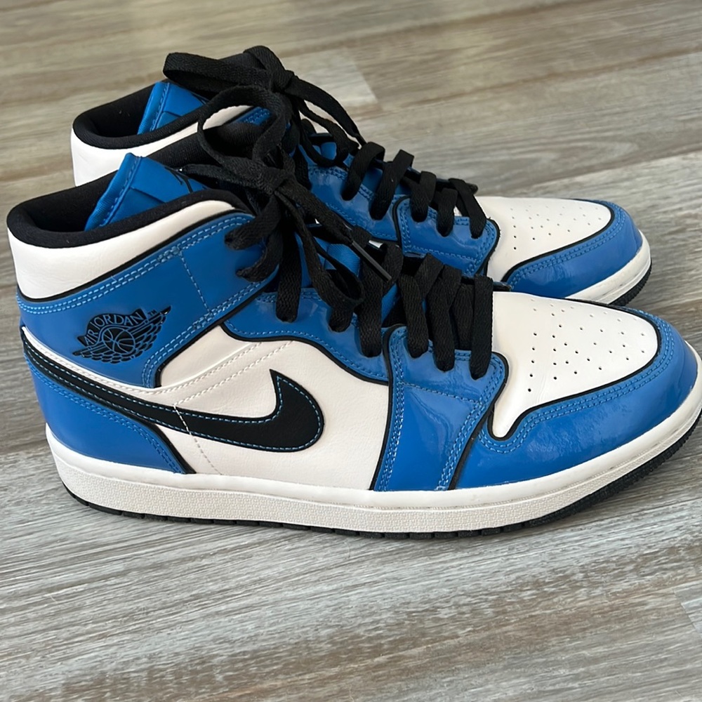 AIR JORDAN 1 MID SE “SIGNAL BLUE”